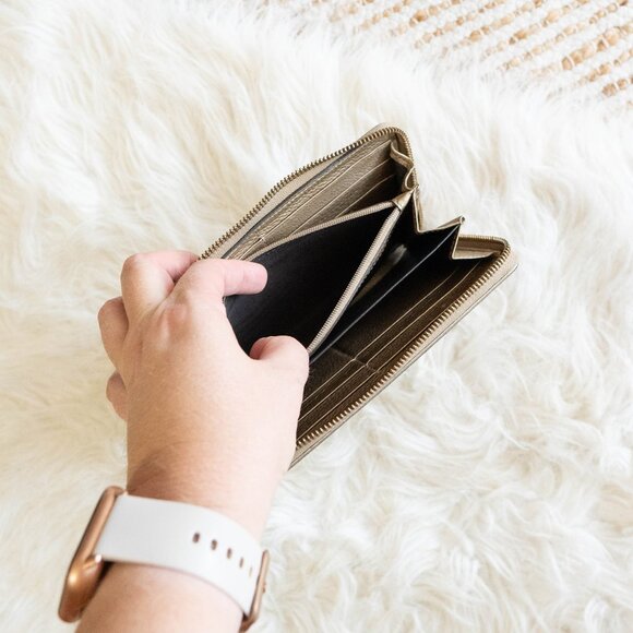 Gucci GG Supreme Zip Around Canvas Wallet w/ Bamboo Tassel & Gold Leather Trim - Picture 11 of 13